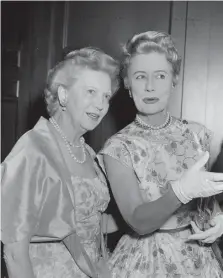  ?? AP FILE ?? ELIZABETH ARDEN (left, with actress Irene Dunne)