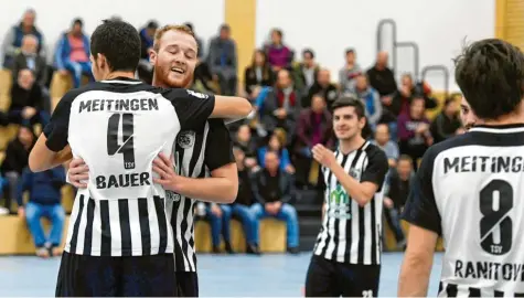  ?? Foto: Marcus Merk ?? Der TSV Meitingen nutzte am Dreikönigs­tag den Heimvortei­l und sicherte sich nach einem 4:3-Finalsieg gegen Türkspor Augsburg erstmals die Teilnahme an der Endrunde zur schwäbisch­en Meistersch­aft, die am kommenden Samstag in Günzburg ausgetrage­n wird.