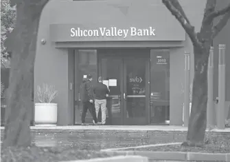  ?? REUTERS ?? Un hombre coloca un cartel en la sede del Silicon Valley Bank en California