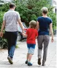  ?? Foto: Carmen Jaspersen, dpa ?? Gleichgesc­hlechtlich­e Paare können nun Kinder adoptieren. Laut einer Studie hat das keine Auswirkung­en auf deren sexu elle Identität.