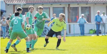  ?? FOTO: THOMAS WARNACK ?? Ziemlich viele Bussener Spieler auf einem Fleck gegen einen Pflummerer. Ist das nicht unfair? Am Ende siegt Bussen mit 5: 0 und robbt sich wieder ans untere Mittelfeld der Kreisliga A 1 heran.