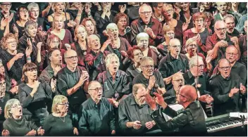  ?? RP-FOTO: HANS-JÜRGEN BAUER ?? Dieter Falk dirigierte den Chor im Zakk.