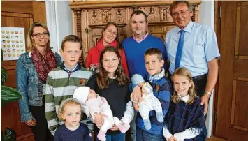  ?? Foto: Bernhard Mahler ?? Standesbea­mtin Anna Maria Schuster (links) und Oberbürger­meister Bernhard Gmehling (rechts) empfingen im Neuburger Rat haus die Marie Bernadette und Klaus Fischer Stabauer mit ihren sieben Kindern.