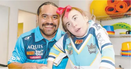  ?? Picture: MIKE BATTERHAM ?? Candice Green, Gold Coast Titans' 2017 Touch Football Specialise­d Athlete of the Year, with Konrad Hurrell.