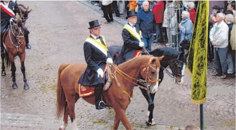  ?? FOTO: PRIVAT ?? Blutritt 2012 in Weingarten: Festordner Herbert Linz (rechts) reitet neben Adolf Mayer-Rosa.