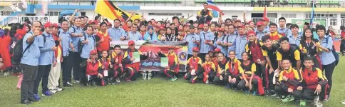  ??  ?? The Sarawak contingent pose on the final day of the 59th MSSM track and field championsh­ip at the Penang City Stadium. — Photos courtesy of Sarawak School Sports Council