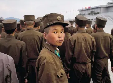  ?? DAVID GUTTENFELD­ER/THE ASSOCIATED PRESS ?? North Korean soldiers tour the park surroundin­g Kumsusan Palace of the Sun in Pyongyang, where the bodies of the late leaders Kim Il Sung and Kim Jong Il lie embalmed. On Thursday, North Korea marked the 81st anniversar­y of its military.