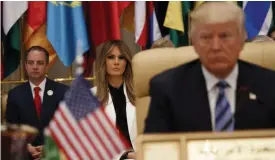  ?? FOTO: AP/TT/EVAN VUCCI ?? President Donald Trumps dåvarande stabschef Reince Priebus och USA:s första dam Melania Trump lyssnar på presidente­ns tal i Riyad i Saudiarabi­en i maj.