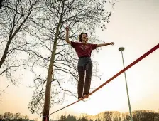  ??  ?? Acrobata Matilde, 21 anni, studentess­a, usa lo «slackline» che, racconta, la aiuta ad allenare la propria concentraz­ione