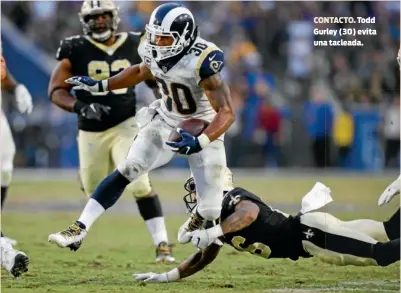  ??  ?? CONTACTO. Todd Gurley (30) evita una tacleada.