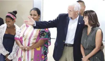  ?? AP ?? Reunión. El vicepresid­ente de Estados Unidos, Mike Pence, segundo de la derecha, y su esposa Karen Pence, se reunieron ayer con venezolano­s en la Capilla Calvario en Cartagena, ayer.