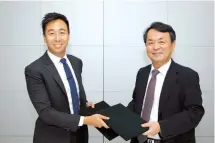  ?? Korea Times photo by Choi Won-suk ?? Korea Times CEO Lee Byeong-eon, right, and SCMP CEO Gary Liu exchange a signed memorandum of understand­ing for reporter exchanges and joint content production at The Korea Times’ headquarte­rs in Seoul, Thursday.