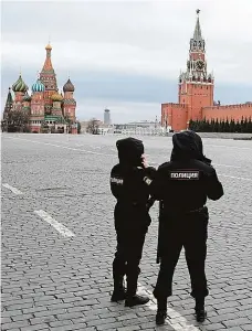  ?? Foto: Profimedia ?? Přísná izolace Policisté na prázdném Rudém náměstí. Moskvané nesmí opustit domov, s výjimkou naléhavých důvodů.