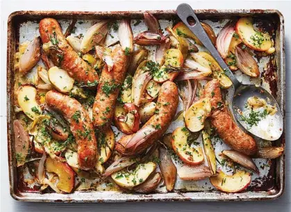  ?? CHRISTOPHE­R TESTANI/THE NEW YORK TIMES ?? Sheet-pan sausages with caramelize­d shallots and apples is a satisfying sweet and savory meal that can be prepared in under an hour.