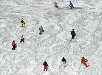  ??  ?? Wer sich Hoffnung auf Skifahren in den Faschingsf­erien gemacht hat, muss diese begraben. Im Freistaat werden die Faschings‰ ferien in diesem Jahr gestrichen. Symybolfot­o: Angelika Warmuth, dpa