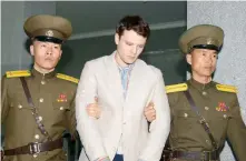  ??  ?? El estudiante Otto Frederick Warmbier es escoltado por oficiales norcoreano­s en Pyongyang, en esta imagen de marzo de 2016.