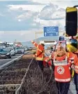  ?? Foto: R. Priebe, dpa ?? Die Feuerwehr versuchte am Montag, die Gaffer weiterzulo­tsen.