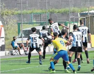  ??  ?? El balón se dirige hacia el brazo de Paco Candela en la acción que dio lugar al penalti.