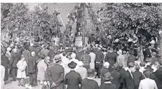  ??  ?? Festliche Weihe: 1929 erhielt die Richrather Pfarre neue Glocken – nachdem die ursprüngli­chen im Ersten Weltkrieg eingeschmo­lzen worden waren.
