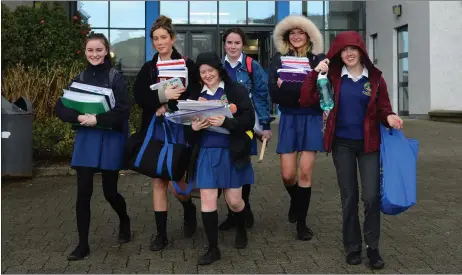  ?? Photos by Declan Malone ?? Pobalscoil Chorca Dhuibhne students laden down with books as they headed home last Thursday after the Government ordered the closure of schools nationwide until March 29 in an effort to limit the spread of coronaviru­s.
RIGHT: Dingle Peninsula Tourism Alliance members Lasse Mulcahy, Caroline Boland, John Sheehy, Gary Curran and Miriam Ferriter who organised a community meeting in Benner’s Hotel on last Thursday to discuss the impact of coronaviru­s on the local tourism industry. Photo by Declan Malone