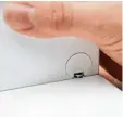 ??  ?? Oben im Brett sitzt der Magnet, dass den Pin anzieht und so die Bretter verbindet.