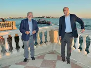  ??  ?? In laguna
Pier Paolo
Baretta, candidato sindaco a Venezia e Nicola Zingaretti in laguna (foto Vision)