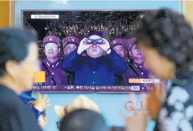  ??  ?? Nordkoreas Staatschef Kim Jong-un ist wieder großflächi­g in Südkoreas TV zu sehen. Sein Land testete erneut eine Rakete.