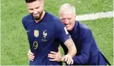  ?? ?? Didier Deschamps si coccola Olivier Giroud che ha raggiunto quota 51 gol in nazionale come Henry