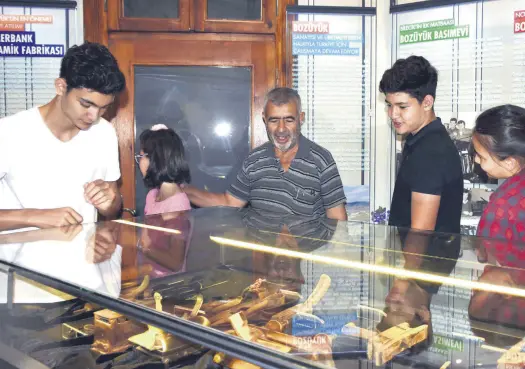  ??  ?? Visitors look at works at the Bozüyük City Museum.