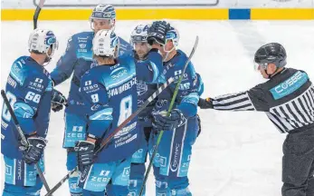  ?? FOTO: CHRISTIAN FLEMMING ?? Anders als in der Vorwoche durften die EV Lindau Islanders am Sonntag gegen Höchstadt auch ganz am Ende jubeln. Sie besiegten die Alligators mit 3:0.