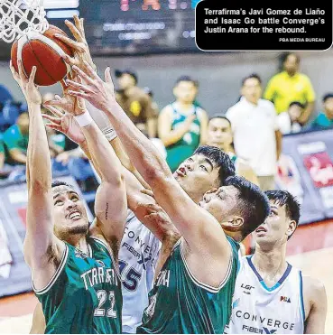  ?? PBA MEDIA BUREAU ?? Terrafirma’s Javi Gomez de Liaño and Isaac Go battle Converge’s Justin Arana for the rebound.