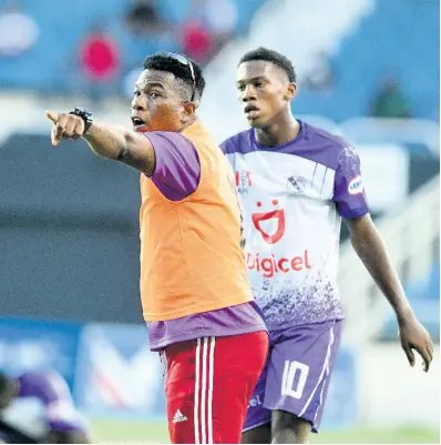  ?? GLADSTONE TAYLOR/MULTIMEDIA PHOTO EDITOR ?? Kingston College head coach Raymond Watson (left) issuing instructio­ns to Dujuan Richards during a recent match.