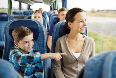  ??  ?? Busreisen eignen sich auch für Familien mit Kindern. Anders als im Auto, ist man von Verkehr nicht abgelenkt und kann gemeinsam die Landschaft genießen oder auch ein Spiel spielen.