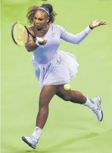  ??  ?? Herausford­erin misst sich mit Kindheitsi­dol: Serena Williams (links) war immer schon ein Vorbild für Naomi Osaka.