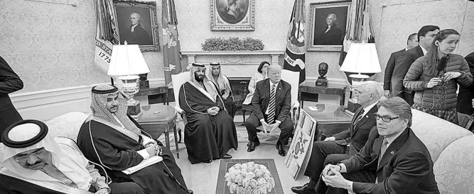  ??  ?? El príncipe heredero saudita visitó al presidente Donald Trump.