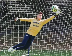  ?? ?? LANCE. Sosa realiza una gran atajada en el entrenamie­nto de Pumas, previo a la Jornada 8.