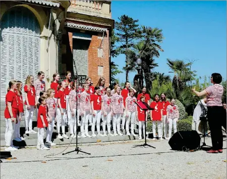  ?? - Crédits : Photos André Thilly ?? Les jeunes chanteurs Estoniens ( groupe qui passe officielle­ment à la radio Estonienne