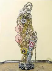  ?? ?? Con joyas y otros tesoros familiares, una de las esculturas de Lael Servizentr­o.