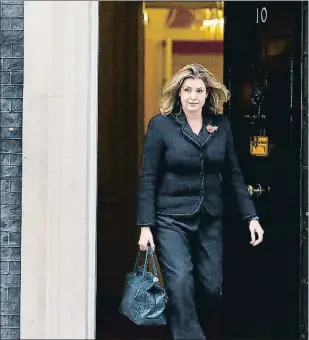  ??  ?? La nova ministra d’Ajuda Internacio­nal, Penny Mordaunt, sortint ahir del 10 de Downing Street