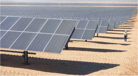  ?? FOTO: JOHANNES SCHMITT-TEGGE/DPA ?? Der Klimawande­l ist auch in Ägypten zu einem drängenden Problem geworden. Immerhin hat das Land so viel Sonne, dass mit riesigen Solarparks wie hier in Benban ausreichen­d Energie produziert werden kann.