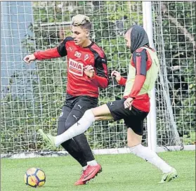  ?? FOTO: LUIS MARI UNCITI ?? Apunta a titular Iván Alejo regatea a David Juncà en un entrenamie­nto