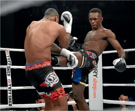  ?? PHOTOSPORT ?? New Zealand’s Israel Adesanya, right, carries his customary confidence into today’s fight against Brazilian Anderson Silva in Melbourne.