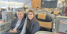  ??  ?? Vuelo. Macri con su esposa Awada ayer antes de partir al Vaticano.