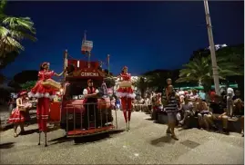  ??  ?? La parade ciné s’est accompagné­e d’une distributi­on de pop corn pour le plus grand plaisir de tous.