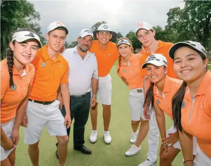  ?? FOTO ?? María José Bohórquez, Esteban Jaramillo, el técnico Jorge Mesa, Juan Camilo Vesga, la entrenador­a Mónica Tamayo, Santiago Chamorro, María Camila Moreno y Valery Plata.