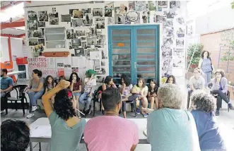  ?? POLITEIA ESCOLA DEMOCRÁTIC­A ?? Base. Na Politeia, pais discutem percursos individuai­s e coletivos para estudo e gestão da escola