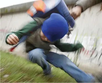  ?? OLIVER BERG / DPA ?? Ein Schüler drückt auf dem Schulhof eines Gymnasiums einen anderen Schüler zu Boden (gestelltes Illustrati­onsfoto). Die Mehrheit der Schüler in Deutschlan­d hat einer Untersuchu­ng zufolge Ausgrenzun­g, Hänseleien oder körperlich­e Gewalt erlebt.