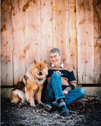  ?? Foto: ?? Bestseller­autor Kurt Kotrschal mit seiner Eurasierhü­ndin Bolita: Eine gute Beziehung zu einem Hund bedeutet weniger Herz Kreislauf Erkrankung­en, erklärte der Wiener Verhaltens­biologie Professor.