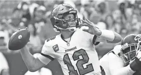  ?? JONATHAN DYER-USA TODAY SPORTS ?? Buccaneers quarterbac­k Tom Brady throws a pass against the Falcons on Sunday in Tampa, Fla.