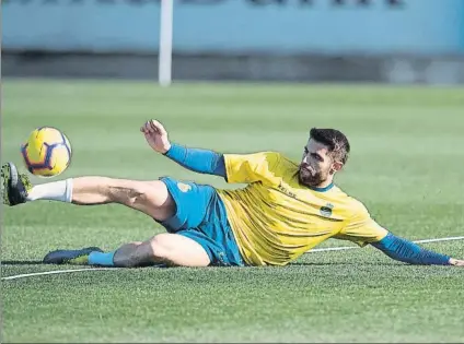  ?? FOTO: PERE PUNTÍ ?? David López sufre una grave lesión de rodilla El central de Sant Cugat es una importante baja para el equipo de Rubi